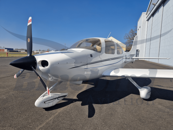 Cirrus SR20 exterior